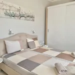아파트 In Complex Panorama